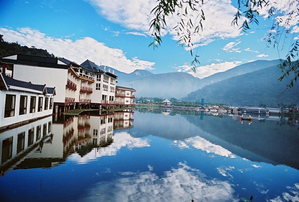 lakeside resort hotel