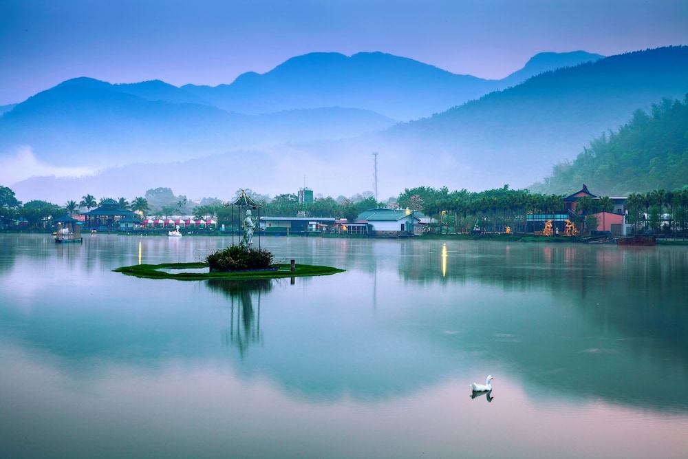 lakeside resort hotel