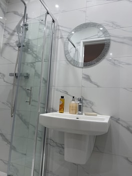 entire studio apartment london