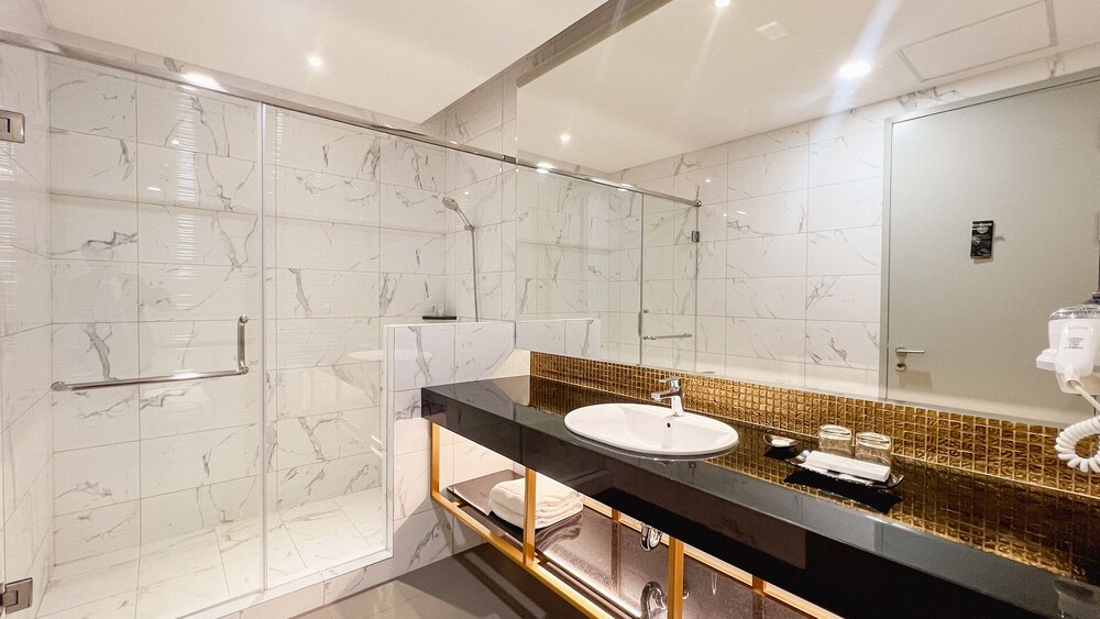 leedon hotel and suites surabaya