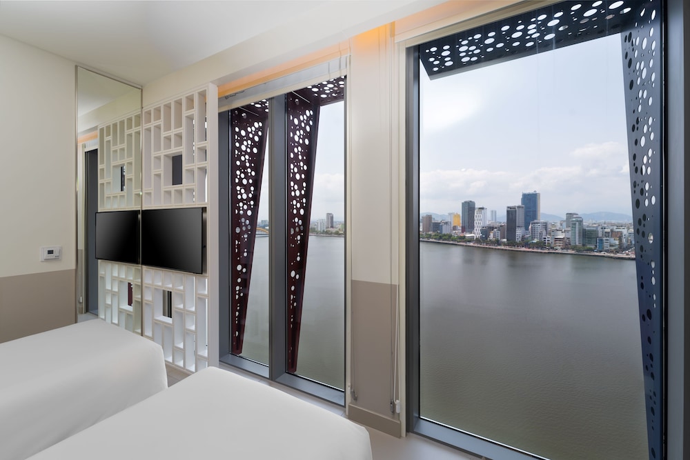 wink hotel danang riverside