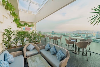 wink hotel danang riverside