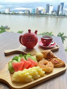 wink hotel danang riverside