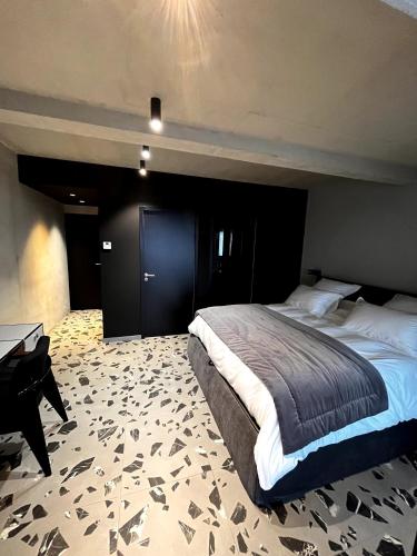 suite 28