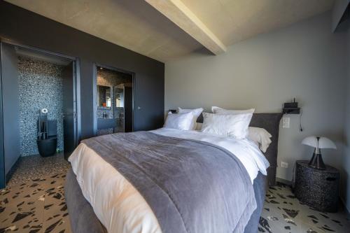 suite 28