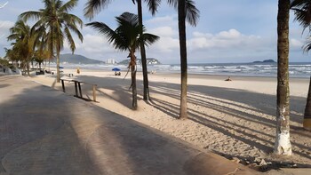 edificio com piscina 1 vaga garagem a 450m da praia enseada guaruja sp