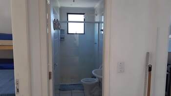 edificio com piscina 1 vaga garagem a 450m da praia enseada guaruja sp