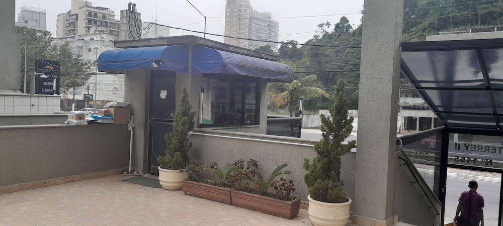 edificio com piscina 1 vaga garagem a 450m da praia enseada guaruja sp