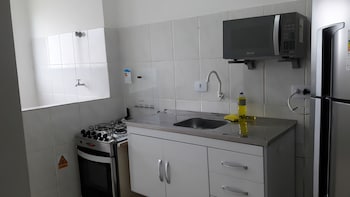 edificio com piscina 1 vaga garagem a 450m da praia enseada guaruja sp