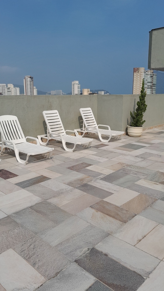 edificio com piscina 1 vaga garagem a 450m da praia enseada guaruja sp
