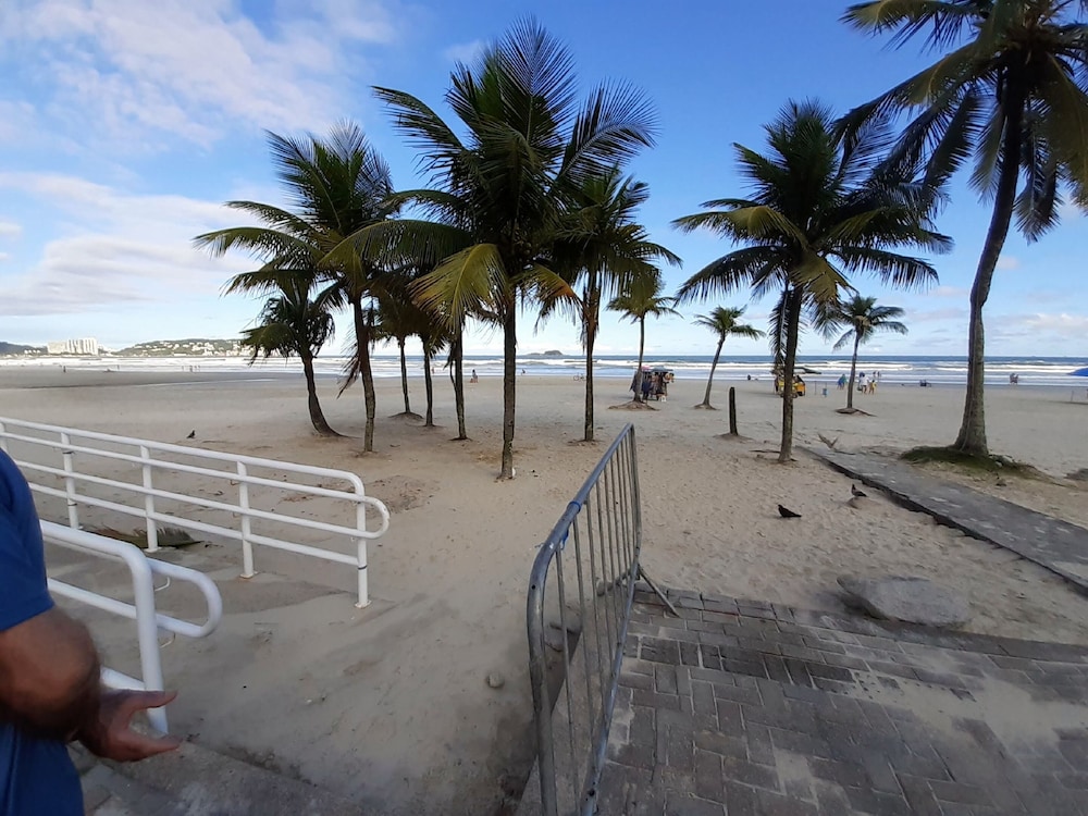 edificio com piscina 1 vaga garagem a 450m da praia enseada guaruja sp