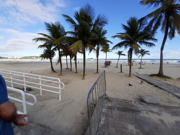 edificio com piscina 1 vaga garagem a 450m da praia enseada guaruja sp
