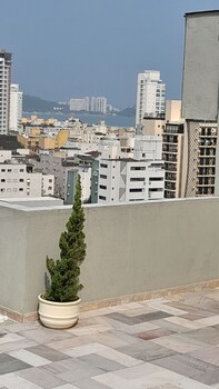 edificio com piscina 1 vaga garagem a 450m da praia enseada guaruja sp