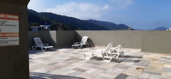 edificio com piscina 1 vaga garagem a 450m da praia enseada guaruja sp