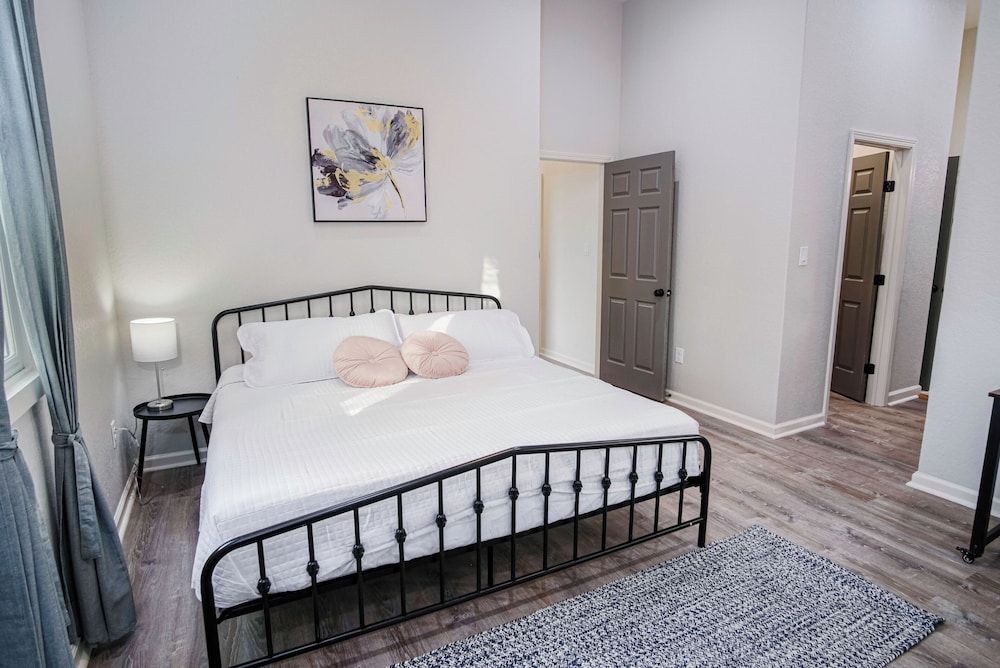 magnificent 4br near famous riverwalk and downtown