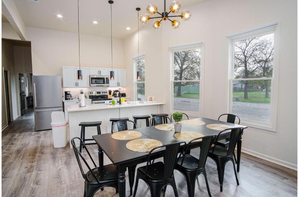 magnificent 4br near famous riverwalk and downtown