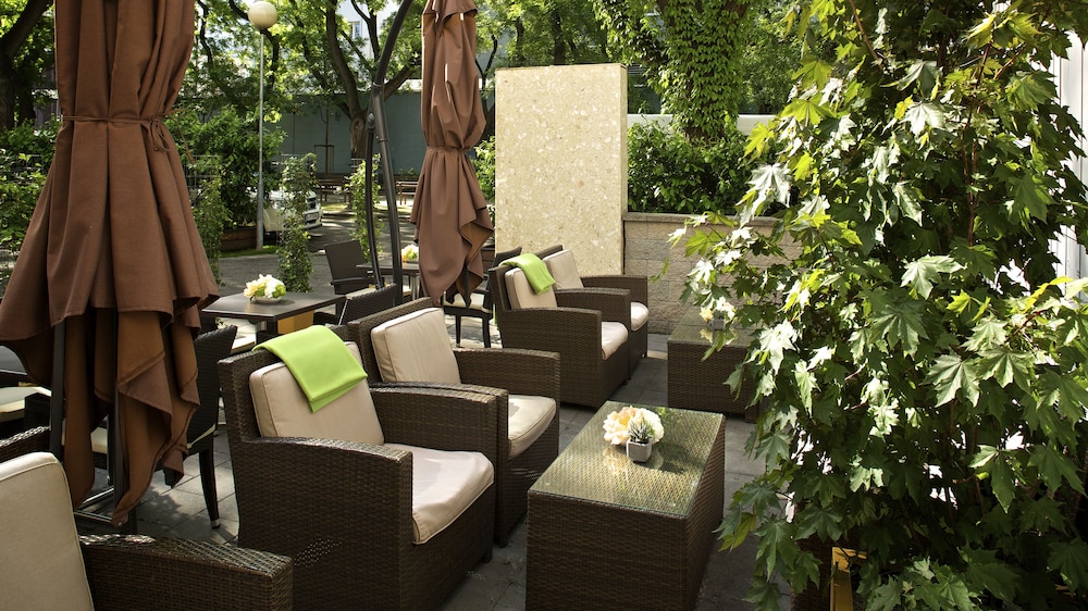 Mama's Design & Boutique Hotel,Central Shopping Center Bratislava>>Bratislava,4 star