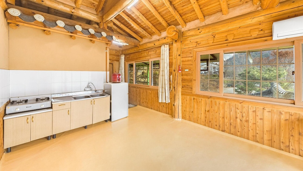 gapyeong dolgungpensyeonandkaempingjang