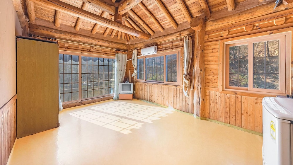 gapyeong dolgungpensyeonandkaempingjang