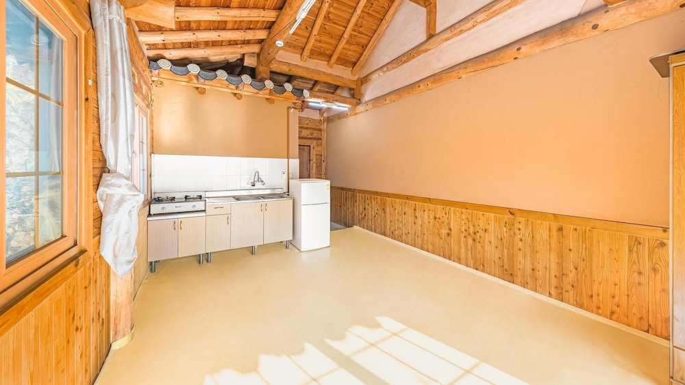 gapyeong dolgungpensyeonandkaempingjang