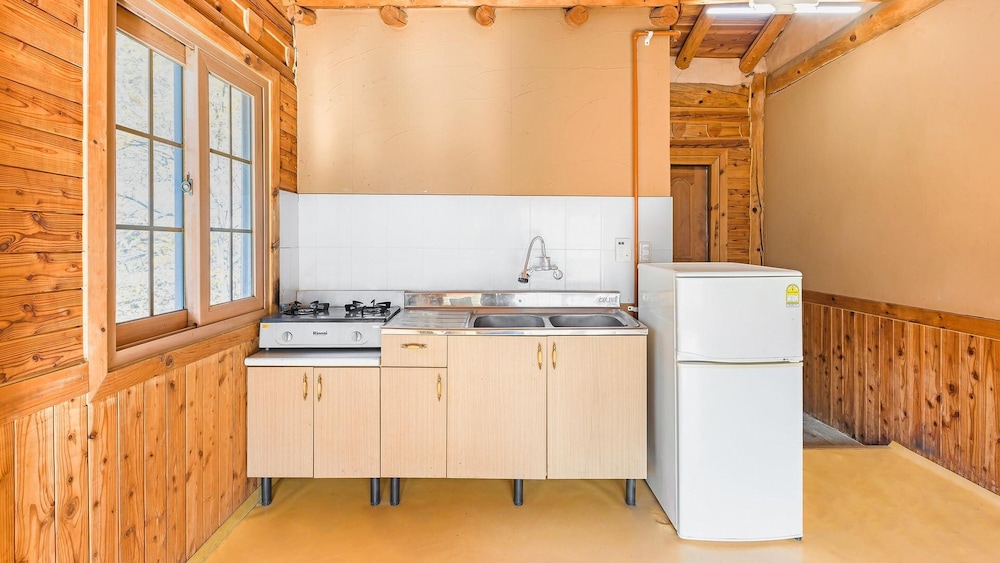 gapyeong dolgungpensyeonandkaempingjang