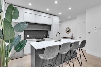 deluxe suites downtown montreal