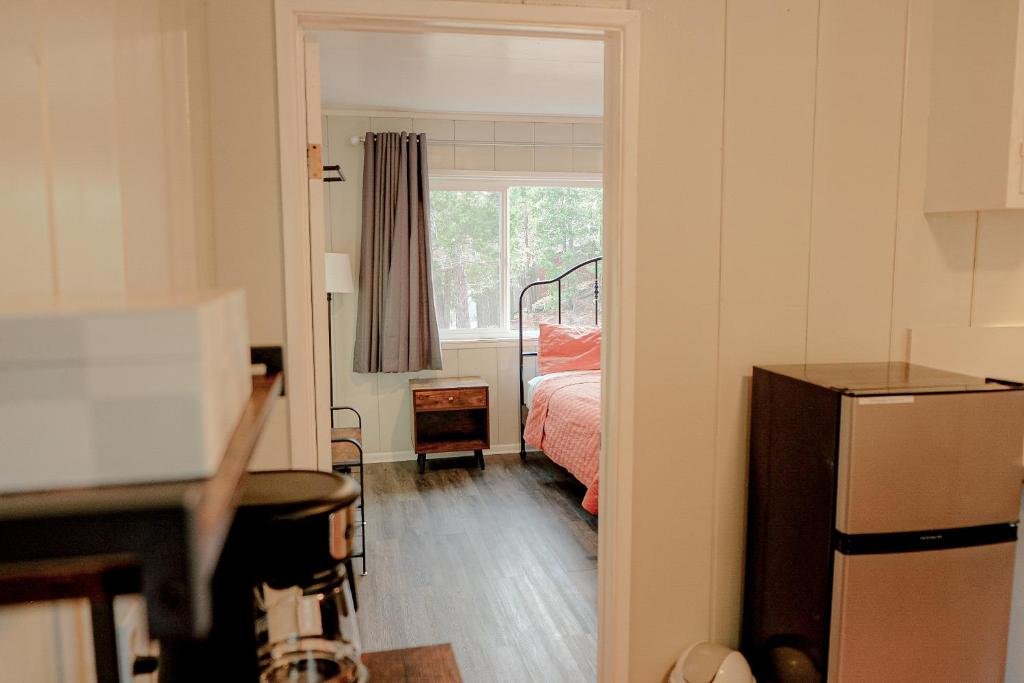 Sherwood Arms Motel,United States Of America>>Running Springs,2 star