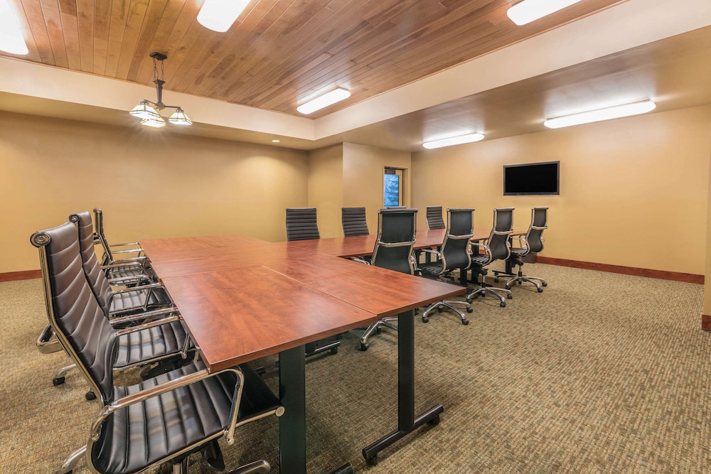 clarion hotel and suites