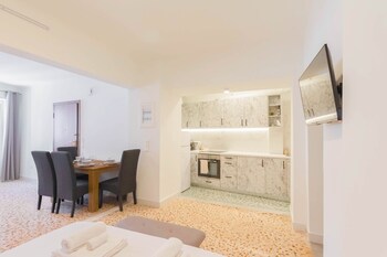 athens plaka family suites