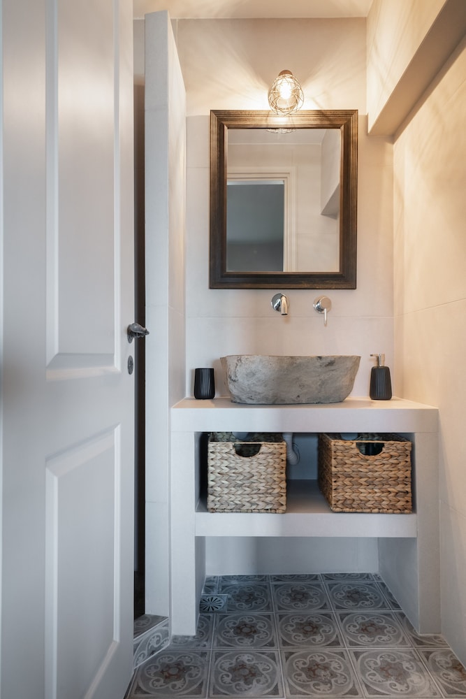 absolute perdika aegina