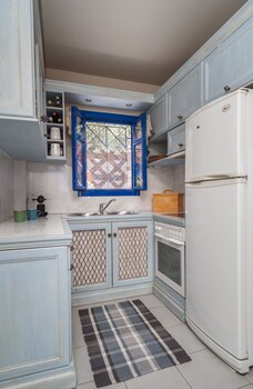 absolute perdika aegina