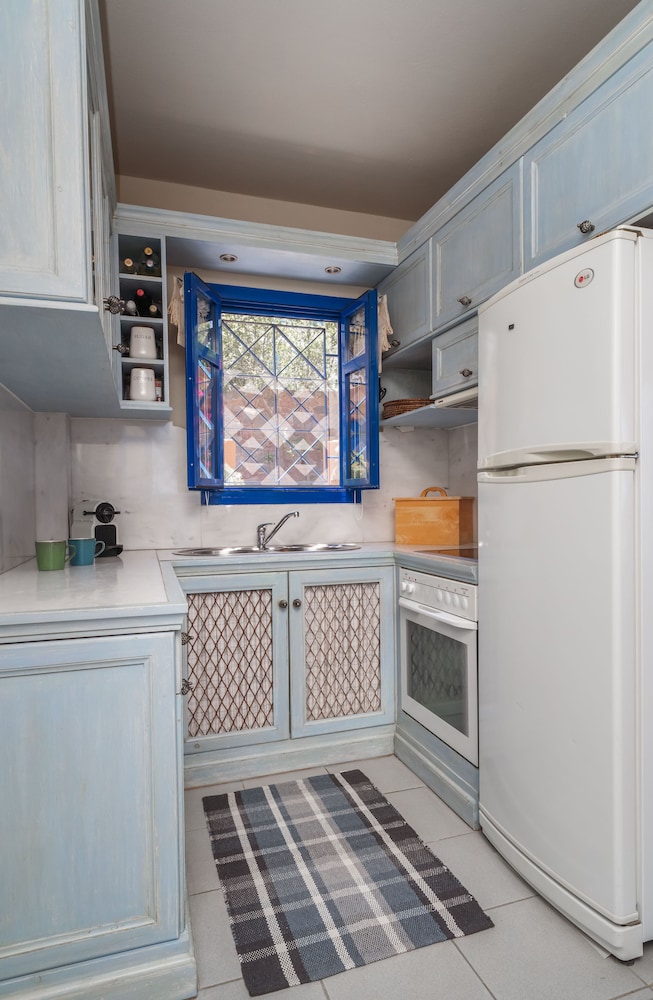 absolute perdika aegina