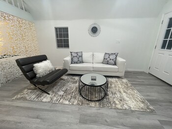 the tiny cottage in the springs