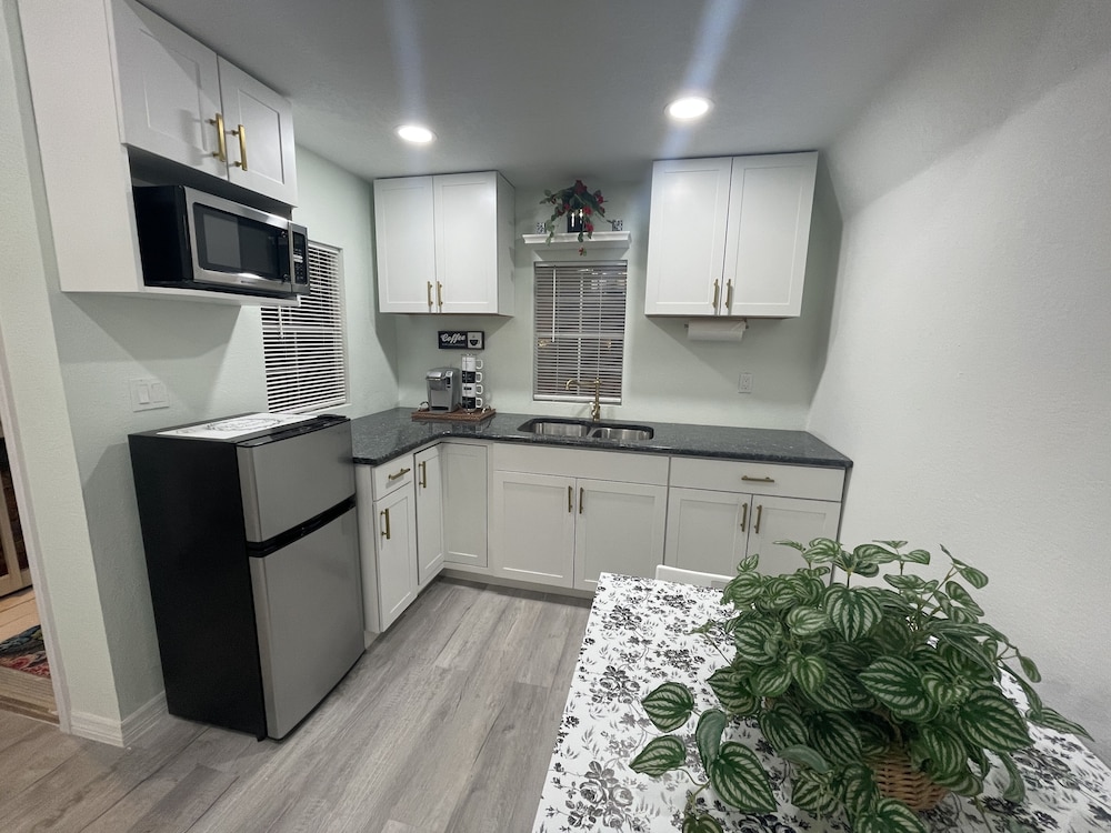 the tiny cottage in the springs