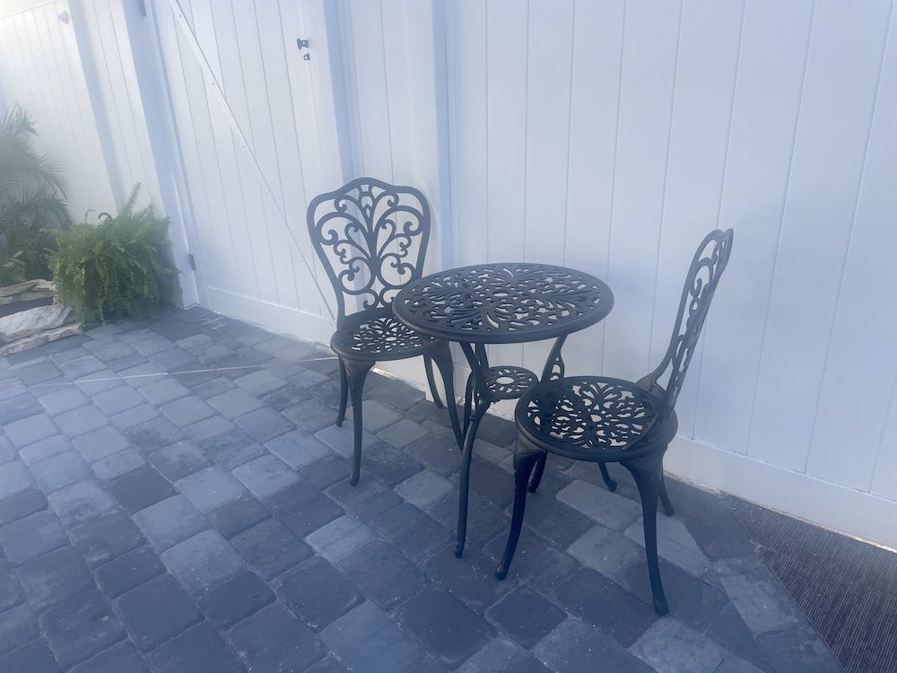 the tiny cottage in the springs