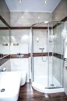 hotel sokolowska airport modlin