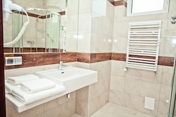 hotel sokolowska airport modlin