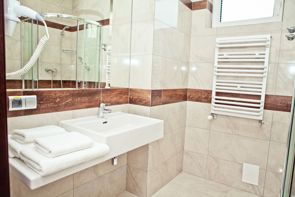 hotel sokolowska airport modlin