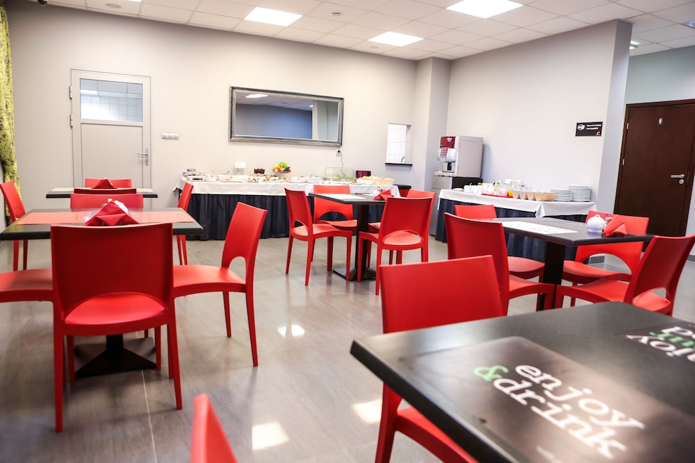 hotel sokolowska airport modlin