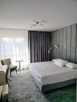 hotel sokolowska airport modlin