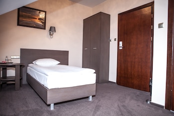 hotel sokolowska airport modlin