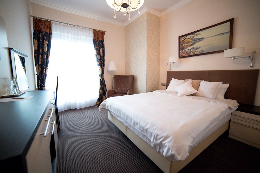 hotel sokolowska airport modlin