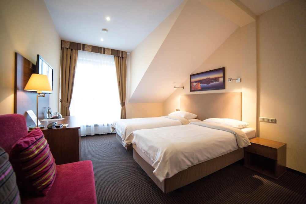 hotel sokolowska airport modlin