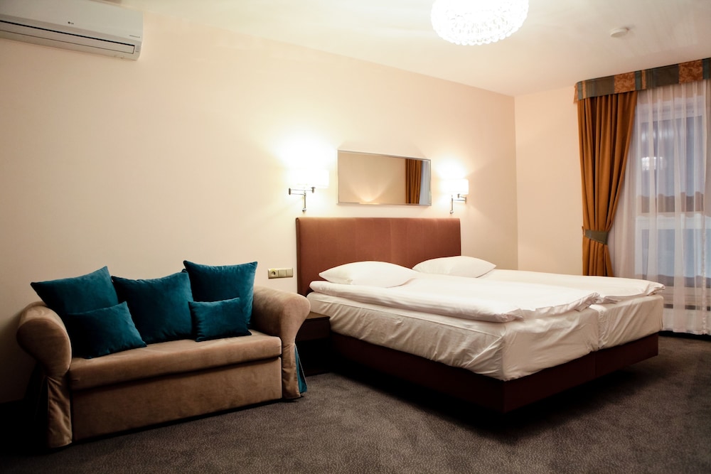 hotel sokolowska airport modlin