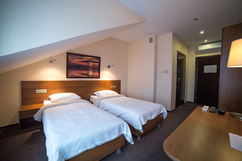 hotel sokolowska airport modlin