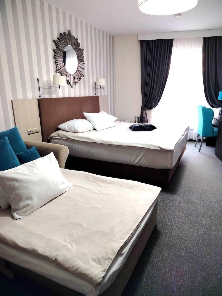 hotel sokolowska airport modlin