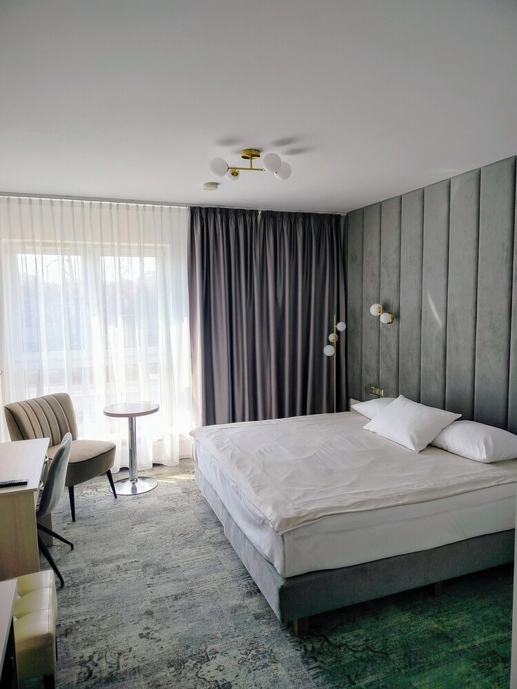 hotel sokolowska airport modlin