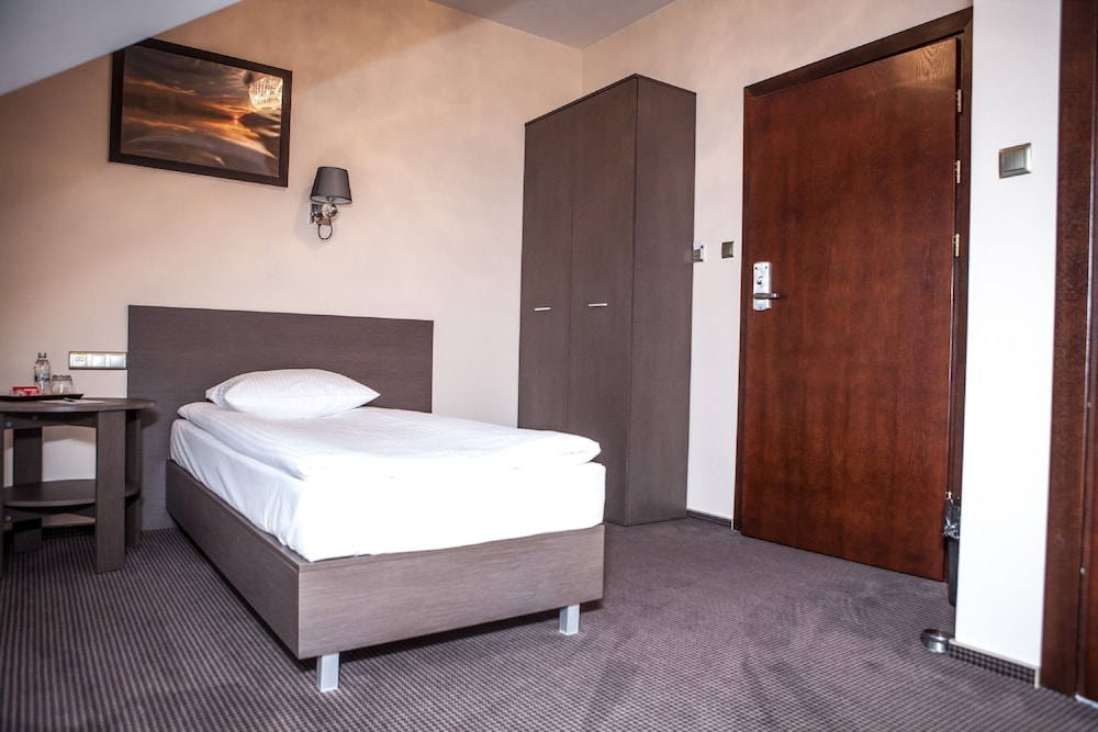 hotel sokolowska airport modlin