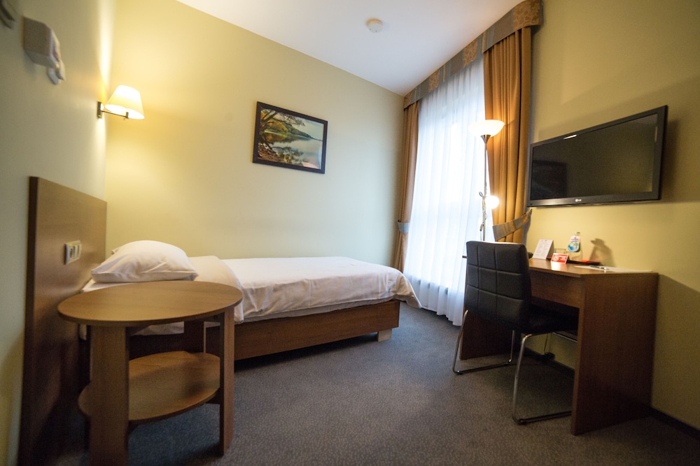 hotel sokolowska airport modlin