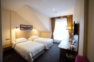 hotel sokolowska airport modlin